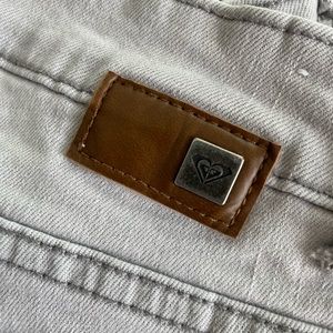 Women’s Roxy skinny distressed light grey jean. Size 28